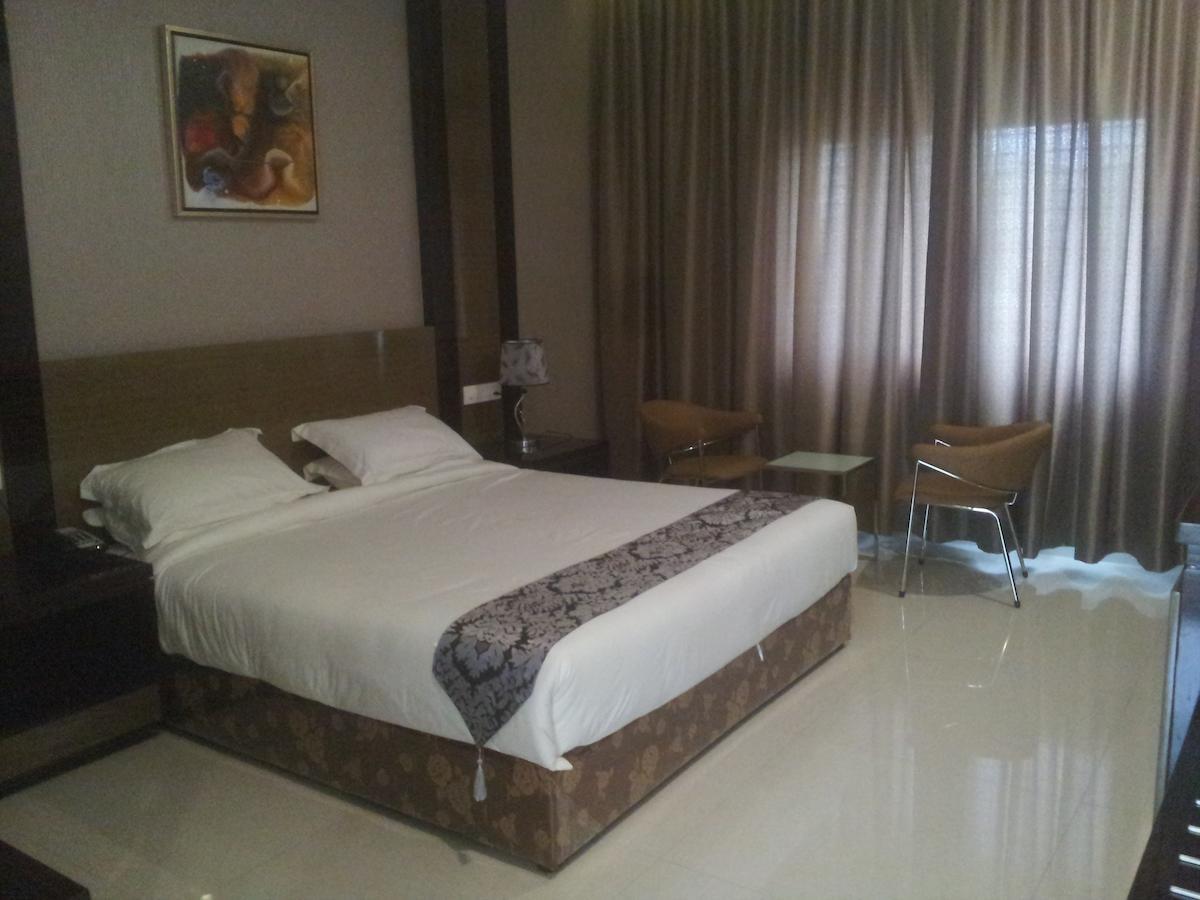 Saffron Hotel Jalna Room photo