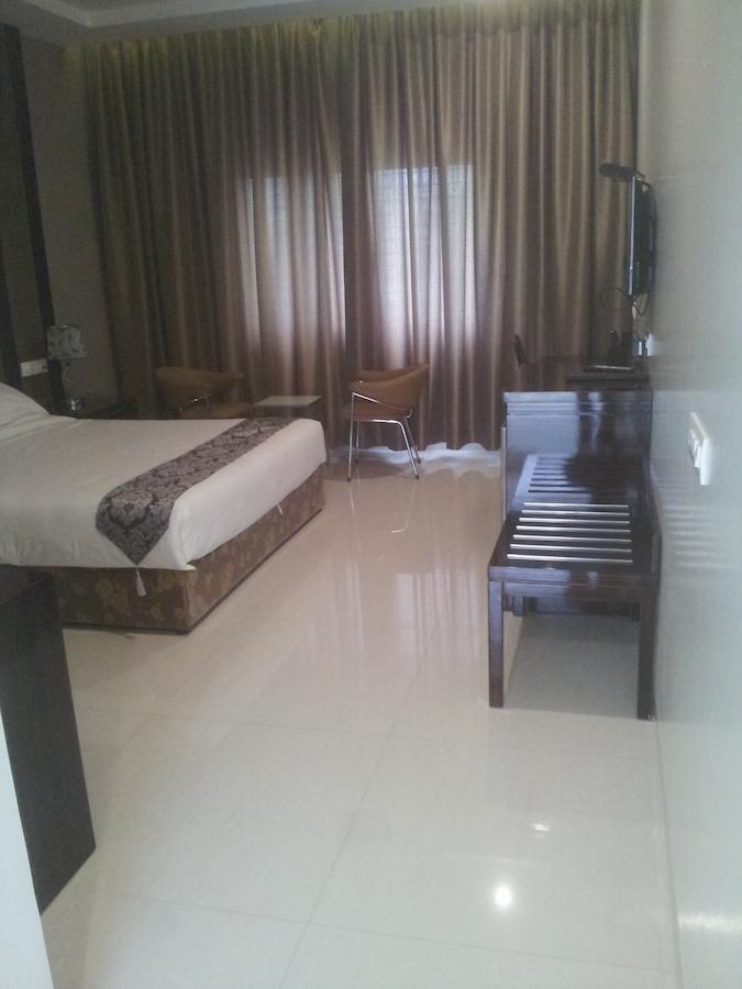 Saffron Hotel Jalna Room photo