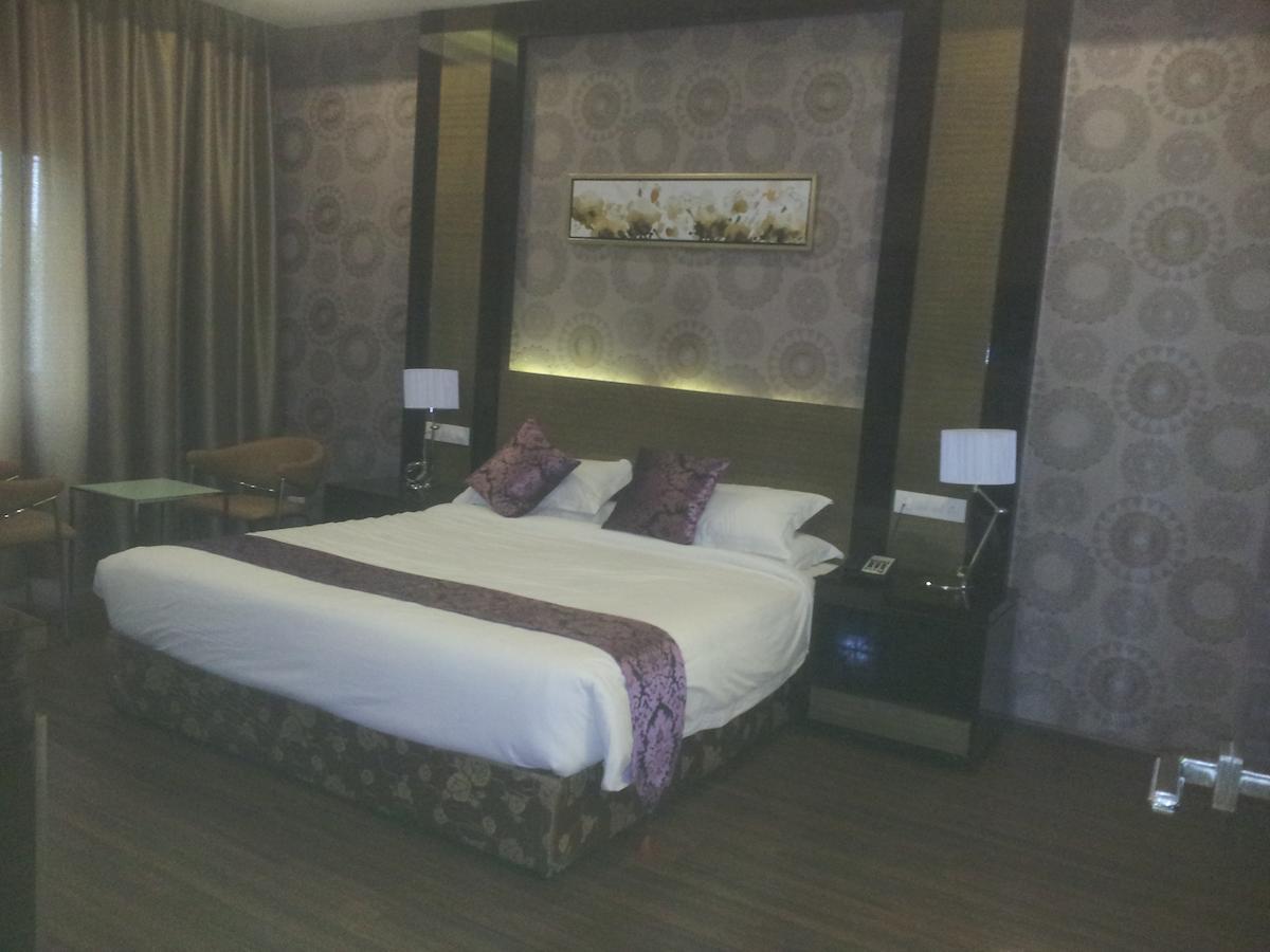 Saffron Hotel Jalna Room photo